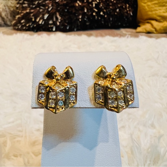 Super pretty goldtone bling 3-D, setting holiday present pierced earrings - Picture 7 of 7